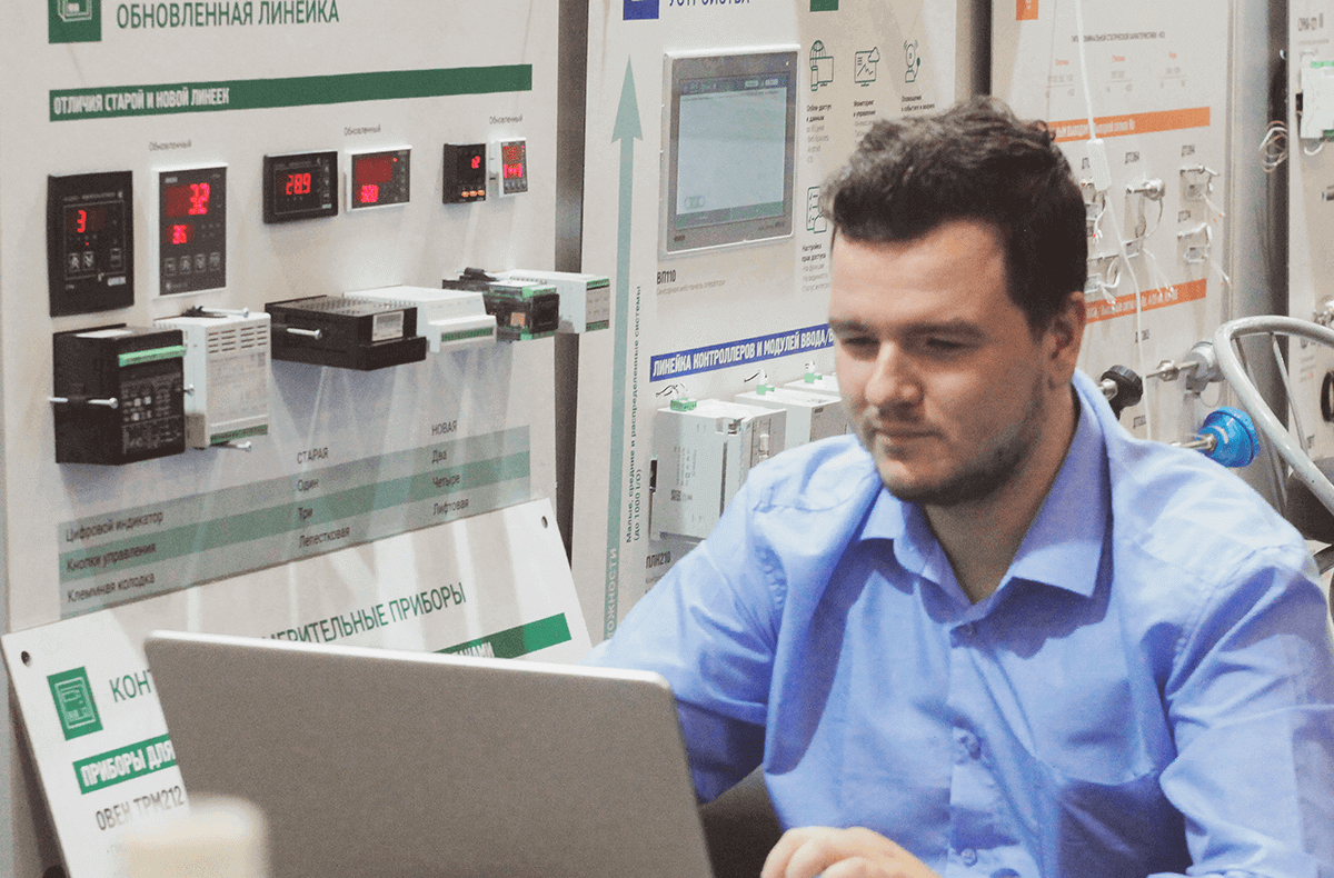 За работой на выставочном стенде
